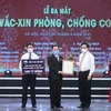 Ông Lê Văn Kiểm Chủ tịch Hội đồng quản trị Công ty Đầu tư và Kinh doanh Golf Long Thành ủng hộ 500 tỷ vào Quỹ vaccine phòng COVID-19. (Ảnh: Dương Giang/TTXVN)