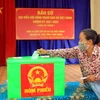  Cử tri bỏ phiếu bầu tại đơn vị bầu cử số 5 xã Việt Hùng, huyện Vũ Thư để bầu 2 đại biểu HĐND xã Việt Hùng nhiệm kỳ 2021-2026. (Ảnh: Thế Duyệt/TTXVN)