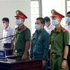 Các bị cáo nghe Hội đồng xét xử Tòa án Nhân dân tỉnh Bình Thuận tuyên án. (Ảnh: Nguyễn Thanh/TTXVN)