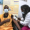 Tiêm vaccine ngừa COVID-19 cho nhân viên y tế tại bệnh viện ở Khartoum, Sudan. (Ảnh: AFP/TTXVN)