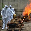 Chuẩn bị hỏa táng bệnh nhân tử vong do COVID-19 tại Guwahati, Assam, Ấn Độ, ngày 5/6/2021. (Ảnh: THX/TTXVN)