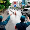 Các lực lượng chức năng hướng dẫn người dân quay đầu xe khi đi vào quận Gò Vấp. (Ảnh: An Hiếu/TTXVN)