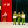 Hai cán bộ công an quận nhận bằng khen của Chủ tịch Ủy ban Nhân dân thành phố Hà Nội vì hành động dũng cảm. (Nguồn: Tuổi trẻ Thủ đô)