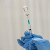 Nhân viên y tế chuẩn bị mũi tiêm vaccine phòng COVID-19 của Hãng Pfizer-BioNTech tại trung tâm tiêm chủng ở Worcester, Massachusetts (Mỹ). (Ảnh: AFP/TTXVN)