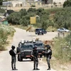 Lực lượng an ninh Israel phong tỏa tuyến đường ở khu Bờ Tây. (Ảnh: AFP/TTXVN)