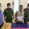 Đối tượng Tẩn Diêu Lù bị bắt giữ cùng tang vật 18.000 viên ma túy tổng hợp trong chuyên án 621L. (Ảnh: TTXVN phát)
