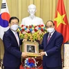 Chủ tịch nước Nguyễn Xuân Phúc tặng quà lưu niệm cho Bộ trưởng Ngoại giao Hàn Quốc Chung Eui Yong. (Ảnh: Thống Nhất/TTXVN)