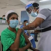 Tiêm vaccine ngừa COVID-19 cho người dân Sri Lanka. (Nguồn: EFE-EPA)
