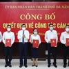 Chủ tịch UBND thành phố Đà Nẵng Lê Trung Chinh (thứ 3 từ trái sang) trao quyết định điều động cho các cán bộ. (Ảnh: TTXVN phát)
