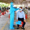 Lực lượng y tế lấy mẫu xét nghiệm cho người dân Hà Tĩnh. (Nguồn: TTXVN)