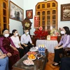  Phó Chủ tịch nước Võ Thị Ánh Xuân thăm gia đình ông Nguyễn Văn Lợi, xã Yên Sở, huyện Hoài Đức, Hà Nội. (Ảnh: Nguyễn Điệp/TTXVN)