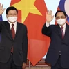 Thủ tướng Chính phủ Phạm Minh Chính và Tổng Bí thư, Chủ tịch nước Lào Thongloun Sisoulith chụp ảnh chung. (Ảnh: Dương Giang/TTXVN)
