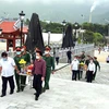 Lãnh đạo các bộ, ngành Trung ương và tỉnh Hà Giang tiễn đưa hài cốt các liệt sỹ về an nghỉ tại Nghĩa trang Liệt sỹ Quốc gia Vị Xuyên. (Ảnh: Minh Tâm/TTXVN)
