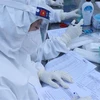 Lấy mẫu xét nghiệm sàng lọc SARS-CoV-2. (Ảnh: Phạm Cường/TTXVN)
