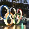 Vòng tròn Olympic được trưng bày tại sân vận động Quốc gia Tokyo, Nhật Bản. (Ảnh: Kyodo/TTXVN)