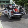 Cảnh sát áp giải nghi phạm sát hại Tổng thống Haiti Jovenel Moise tại Port au Prince, ngày 8/7/2021. (Ảnh: AFP/TTXVN)