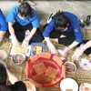 Đoàn viên thanh niên thị xã Ba Đồn, tỉnh Quảng Bình chuẩn bị các nguyên liệu cho món cháo canh gửi nhân dân vùng dịch Thành phố Hồ Chí Minh. (Ảnh: Võ Dung/TTXVN)