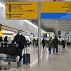 Hành khách tại sân bay Heathrow, phía Tây London, Anh. (Ảnh: AFP/TTXVN)