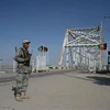 Lực lượng bảo vệ biên giới Afghanistan gác tại cây cầu biên giới Afghanistan-Uzbekistan ở Hairatan. (Ảnh: AFP/TTXVN)