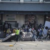 Các đối tượng cướp phá tại một cửa hàng ở Johannesburg, Nam Phi ngày 12/7/2021. (Ảnh: AFP/TTXVN)
