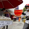Nhiều điểm cơm từ thiện của người dân Thành phố Hồ Chí Minh giúp người nghèo vượt khó trong những ngày giãn cách xã hội. (Ảnh: Thanh Vũ/TTXVN)