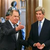 Ngoại trưởng Nga Sergei Lavrov (trái) và Đặc phái viên Mỹ về vấn đề khí hậu John Kerry tại cuộc gặp ở Moskva ngày 12/7/2021. (Ảnh: AFP/TTXVN)