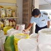 Đoàn kiểm tra liên ngành tỉnh Bạc Liêu kiểm tra tại cơ sở kinh doanh gạo trên địa bàn tỉnh. (Ảnh: Chanh Đa/TTXVN)