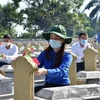 Đoàn viên thanh niên tỉnh Hà Tĩnh dâng hoa lên mộ các liệt sỹ tại Nghĩa trang liệt sỹ huyện Kỳ Anh. (Ảnh: Hoàng Ngà/TTXVN)