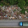 'Bãi rác khổng lồ' nằm dưới chân cầu vượt xã An Khánh (Hoài Đức, Hà Nội) nhìn từ trên cao. (Ảnh: Thành Đạt/TTXVN)