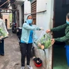 Liên đoàn Lao động quận Gò Vấp trao tặng rau xanh cho công nhân lao động trong khu trọ có hoàn cảnh khó khăn. (Ảnh: Thanh Vũ/TTXVN)