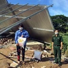Lãnh đạo Đồn Biên phòng Vĩnh Châu thăm, tặng quà hỗ trợ các gia đình bị thiệt hại do lốc xoáy và bị ảnh hưởng bởi dịch COVID-19. (Ảnh: TTXVN phát)