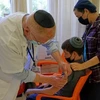 Tiêm vaccine cho trẻ em ở Israel. (Nguồn: AFP)