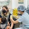 Một công dân Pháp đang sinh sống và làm việc tại Thành phố Hồ Chí Minh được tiêm chủng vaccine phòng COVID-19. (Ảnh: TTXVN phát)