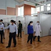 Lãnh đạo tỉnh Bình Phước và thành phố Đồng Xoài tham quan khu điều trị của bệnh viện dã chiến Đồng Xoài. (Ảnh: Đậu Tất Thành/TTXVN)
