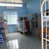 Bên trong một phòng lưu trú đảm bảo về điều kiện giãn cách tại nhà máy sản xuất gạch men trên địa bàn huyện Tam Nông, Đồng Tháp. (Ảnh: Chương Đài/TTXVN)