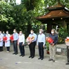 Lãnh đạo Thành phố Hồ Chí Minh tặng hoa động viên các bác sỹ tham gia chương trình. (Ảnh: Thành Chung/TTXVN)