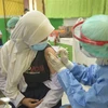 Nhân viên y tế tiêm vaccine phòng COVID-19 cho người dân tại Jakarta, Indonesia. (Ảnh: THX/TXVN)