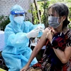 Tiêm vaccine cho người dân trong khu phong tỏa tại khu phố 6, phường Linh Trung, thành phố Thủ Đức, Thành phố Hồ Chí Minh. (Ảnh: Thành Chung/TTXVN)
