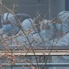 Nhóm chuyên gia Tổ chức Y tế Thế giới (WHO) trong chuyến thăm và làm việc tại Trung tâm Kiểm soát và ngăn ngừa dịch bệnh tỉnh Hồ Bắc, Trung Quốc. (Ảnh: AFP/TTXVN)