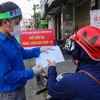 Lực lượng chức năng kiểm tra giấy đi đường của người dân tại điểm chốt phòng chống dịch trên các tuyến đường. (Ảnh: Trần Lê Lâm/TTXVN)