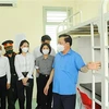 Bí thư Thành ủy Hà Nội Đinh Tiến Dũng kiểm tra công tác phòng, chống dịch COVID-19 tại điểm cách ly tập trung tại Trường Đại học Phenikaa (quận Hà Đông). (Ảnh: TTXVN)