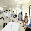 Đoàn kiểm tra của Bộ Y tế kiểm tra công tác tiêm vaccine phòng COVID-19 tại Bệnh viện Hữu nghị. (Ảnh: Minh Quyết/TTXVN)