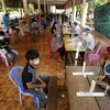Người dân chờ tiêm chủng vaccine ngừa COVID-19 tại Phnom Penh, Campuchia. (Ảnh: AFP/TTXVN)