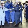 Nhân viên cứu hộ tại hiện trường vụ tấn công. (Nguồn: Kyodo/Reuters)