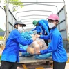 Thanh niên ở Hà Nội vận chuyển nhu yếu phẩm hỗ trợ công tác phòng chống dịch bệnh COVID-19. (Ảnh: Minh Đức/TTXVN)