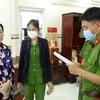 Cơ quan điều tra đọc lệnh khám xét nhà Nguyễn Thị Kim Hạnh đối tượng cầm đầu vụ vận chuyển trái phép 51kg vàng qua biên giới. (Ảnh: TTXVN phát)