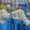 Tiêm vaccine phòng COVID-19 cho người già có hoàn cảnh neo đơn đang sinh sống tại Trung tâm Dưỡng lão Thị Nghè. (Ảnh: TTXVN phát)