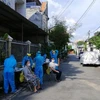 Người dân khu phố 4 (phường Phú Lợi, thành phố Thủ Dầu Một, tỉnh Bình Dương) test nhanh để quét F0 ra khỏi cộng đồng. (Ảnh: Chí Tưởng/TTXVN)