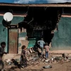Nhà cửa bị hư hại trong cuộc xung đột ở khu vực Tigray, Ethiopia. (Ảnh: AFP/TTXVN)