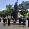 Trưởng Cơ quan đại diện ngoại giao các nước ASEAN tại Venezuela đặt vòng hoa tại Tượng đài Anh hùng dân tộc Venezuela Simon Bolivar. (Ảnh: TTXVN phát)